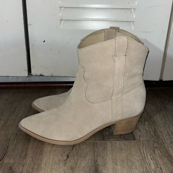 Dolce Vita Western Booties - Picture 2 of 7